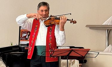 Ferenc Babari spielt auf seiner Violine.