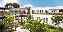 Der Garten im betreuten Wohnen vom Pflegeheim Grimmen lädt zum Spazieren ein