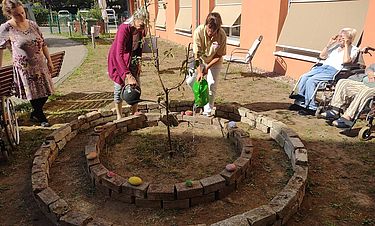 Jede Woche treffen sich die Senioren im Grünen. Die Gartenarbeit entspannt, stärkt die seelische und körperliche Gesundheit und das soziale Miteinander.

