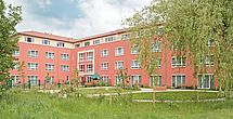 Der Garten im betreuten Wohnen vom Pflegeheim Aurich lädt zum Spazieren ein