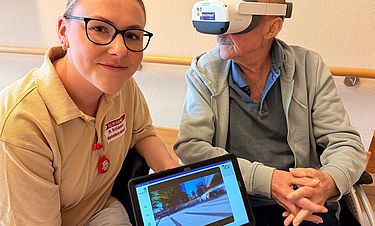 Bettina Schädlich, Leiterin der sozialen Betreuung, regte die Senioren an, mit einer VR-Brille auf Reisen zu gehen.