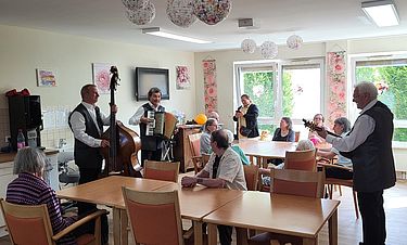 Kein Kabel, kein Stecker – das Interton Trio zeigte sich beim Konzert im Kursana Domizil äußerst beweglich, ging mit den Instrumenten in den Wohnbereichen von Zimmer zu Zimmer und brachte die Musik zu den Menschen. 

