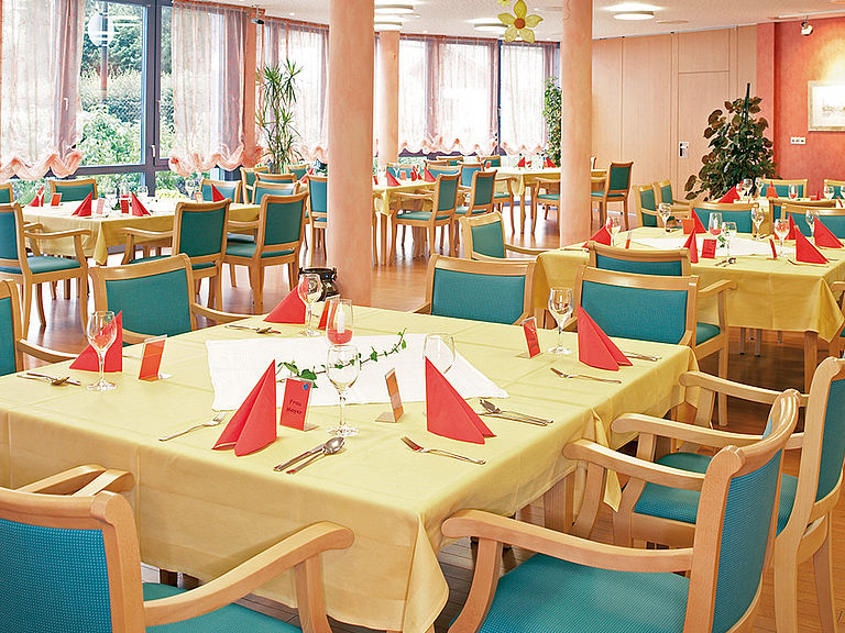 Das einladende und stilvolle Restaurant im Pflegeheim Ampfing
