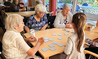 Spiele, bei denen es nur Gewinner gibt: Kinder wie Senioren profitieren von der Begegnung. 