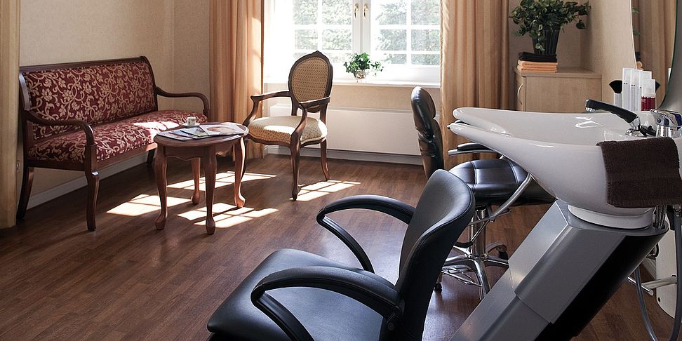 Ein eigener Friseur im Seniorenheim Hannover