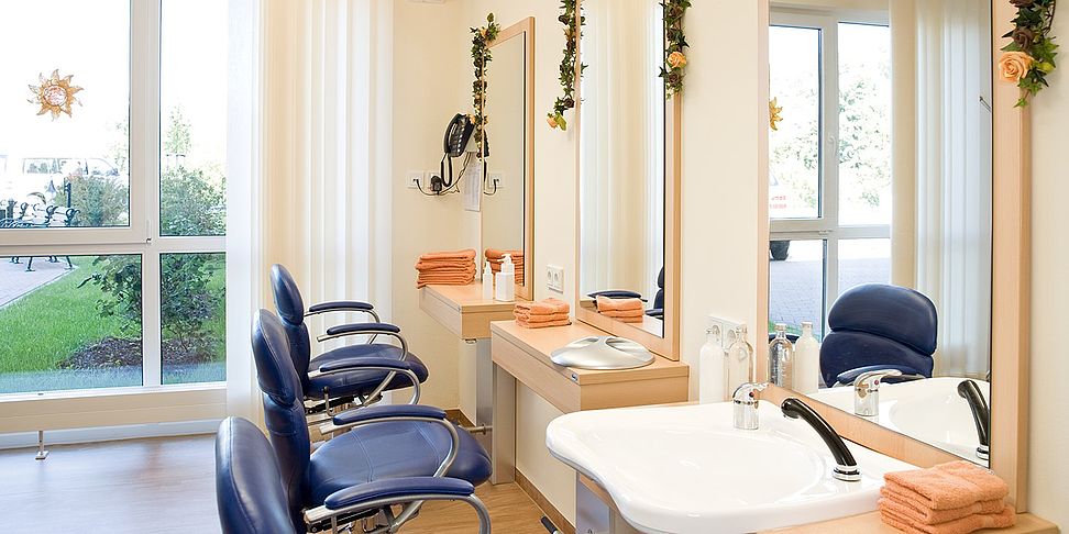 hauseigener Friseursalon im betreuten Wohnen des Pflegeheims Moembris