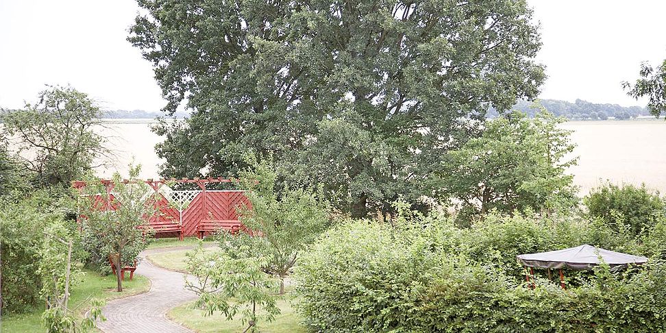 Der Garten im betreuten Wohnen vom Pflegeheim Rastow Haus Achterfeld lädt zum Spazieren ein