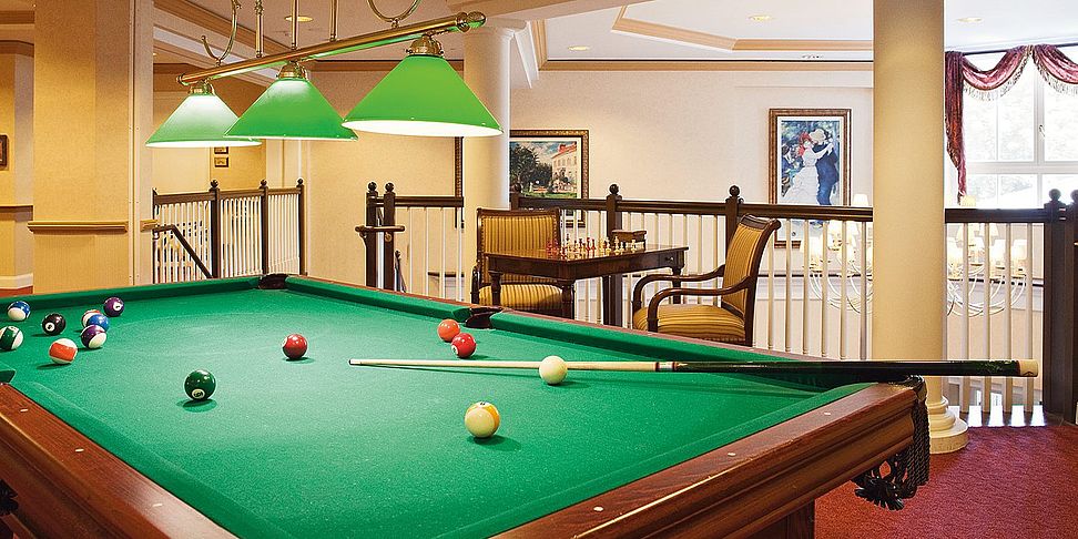 Ein Billardzimmer für gesellige Runden im betreuten Wohnen Wiesbaden