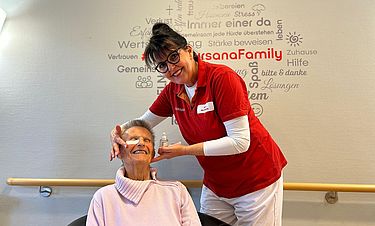 Bewohnerin Susanne Rehmke ließ sich von Betreuungskraft Stefanie Kroll verwöhnen. 