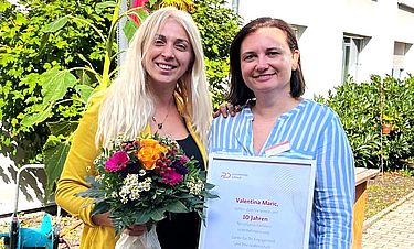 Glückwünsche und Lob für einen steilen Aufstieg: Kursana-Direktorin Marina Gräser-Schrammel (links) gratuliert Valentina Maric zur zehnjährigen Betriebszugehörigkeit.