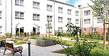 Schön gestalteter Garten im Pflegeheim Buendigen