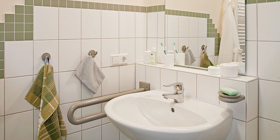 Die Zimmer des Pflegeheims Aurich verfügen über ein eigens Bad