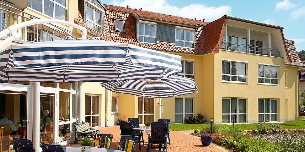 Auf der Terrasse des betreuten Wohnen im Pflegeheim Bad Lauterberg genießt man Kaffee und Kuchen.