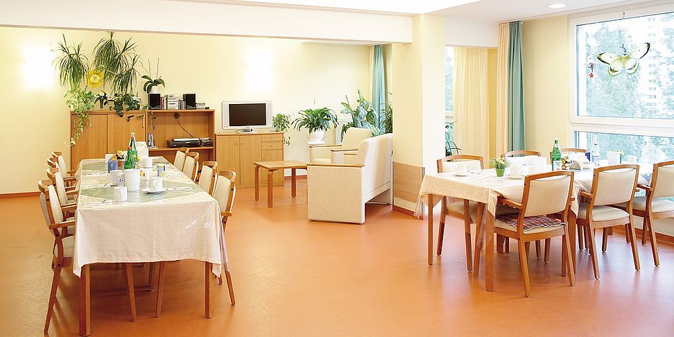 Im Tagesraum des Pflegeheims Berlin Marzahn treffen sich die Bewohner