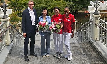 Thi Ngoc Tram Dang und Bao Ngoc Tran verstärken ab sofort das Kursana-Team. Rechts Praxisanleiterin Rosa Vicente, links Marco Krzykowski, Direktor der Villa.