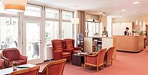 Ein lebendiges Foyer im betreuten Wohnen Wedel
