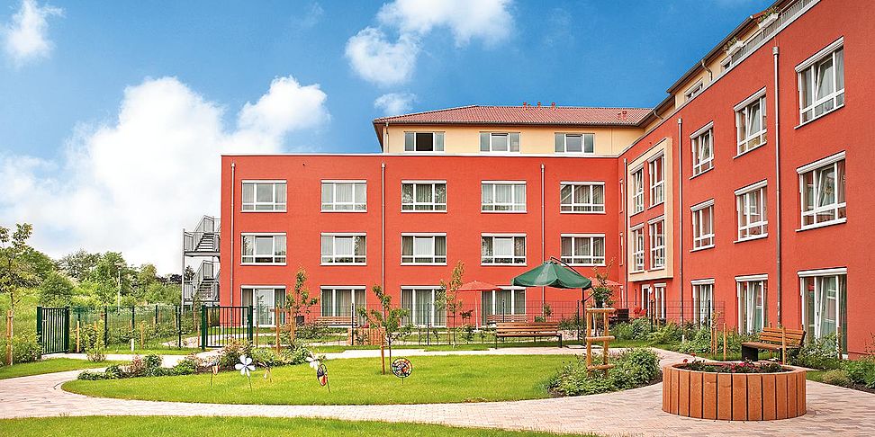 Der Garten im betreuten Wohnen vom Pflegeheim Aurich lädt zum Spazieren ein