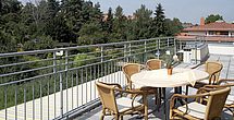 Kaffee und Kuchen auf der Terrasse im betreuten Wohnen in Potsdam