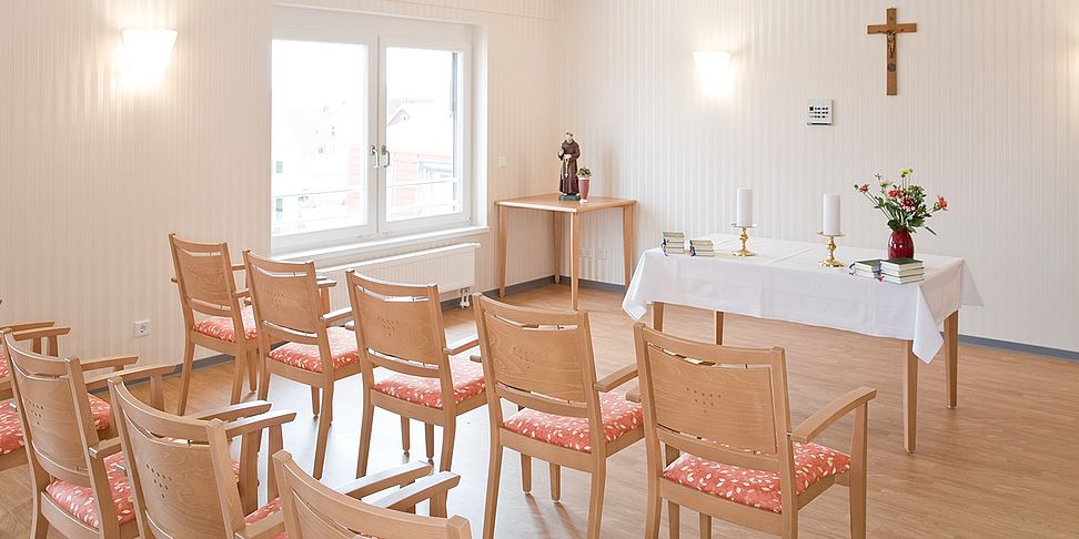 Das Pflegeheim Seligenstadt bietet Raum fuer Gottesdienste im Andachtsraum