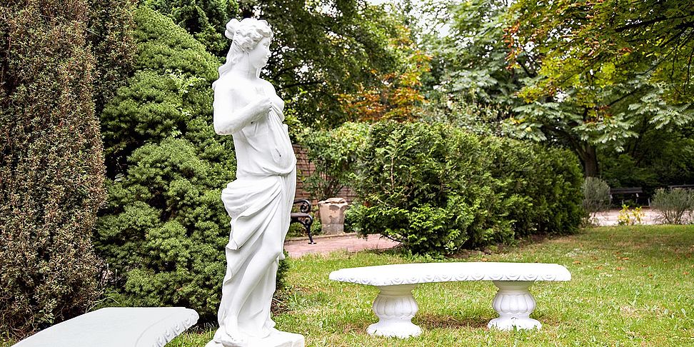 Das Pflegeheim Berlin Lichtenberg lädt ein zum Spaziergang im Garten.