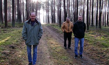 Olaf Flissakowski (links), Jan Adrian (rechts) und Rainer Lange (hinten) gehen gern im Wald spazieren.
