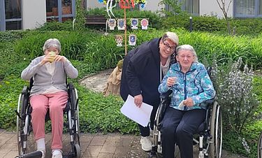 Fröhlicher Start in den Mai: Einrichtungsleiterin Christine Pfleger (M.) und Bewohnerinnen des Kursana Domizils Vaihingen. 