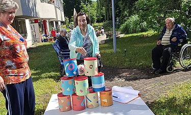 Mehr Treffer als die Nationalelf: Beim Dosenwerfen hatten die Seniorinnen und Senioren viel Spaß und eine glückliche Hand. 