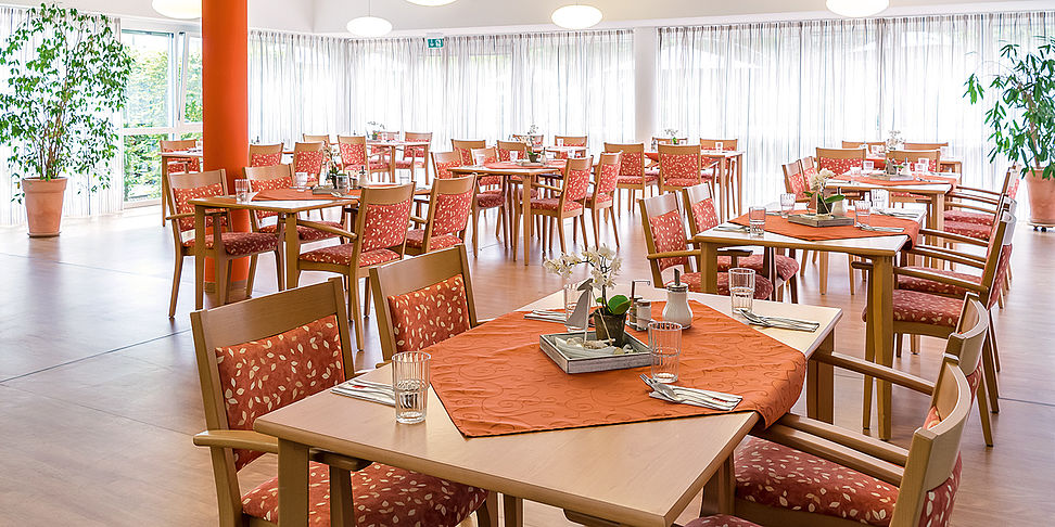 Das einladende und stilvolle Restaurant im Pflegeheim Hoesbach