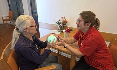 Die Arbeit mit dem interaktiven Therapieball fördert die kognitiven und motorischen Fähigkei-ten der Bewohner. 