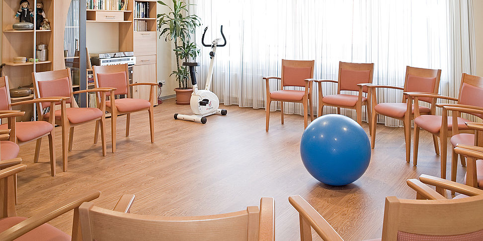 Gemeinsame Aktivitäten im Gemeinschaftsraum des Pflegeheims Vaihingen.