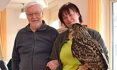 Freute sich über den gefiederten Besuch: Gerhard Gottlieb mit Sandra Hildebrandt, Vorsitzen-de und leitende Falknerin im Greifvogelzentrum Falconis Filstal. 