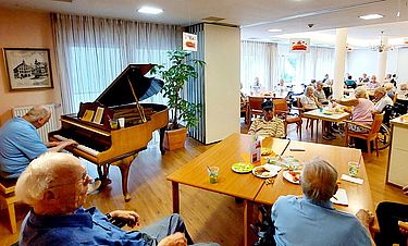 Wolfgang Kämmerle spielte für die Bewohnerinnen und Bewohner im Kursana Domizil Vaihingen. 