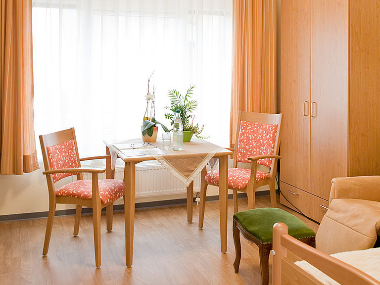 Ein barrierefreies und helles Zimmer im Seniorenheim von Kursana