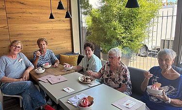 Die Senioren aus dem Kursana Domizil genießen den Besuch des Eiscafés Badehaus in der Steinheimer Straße.