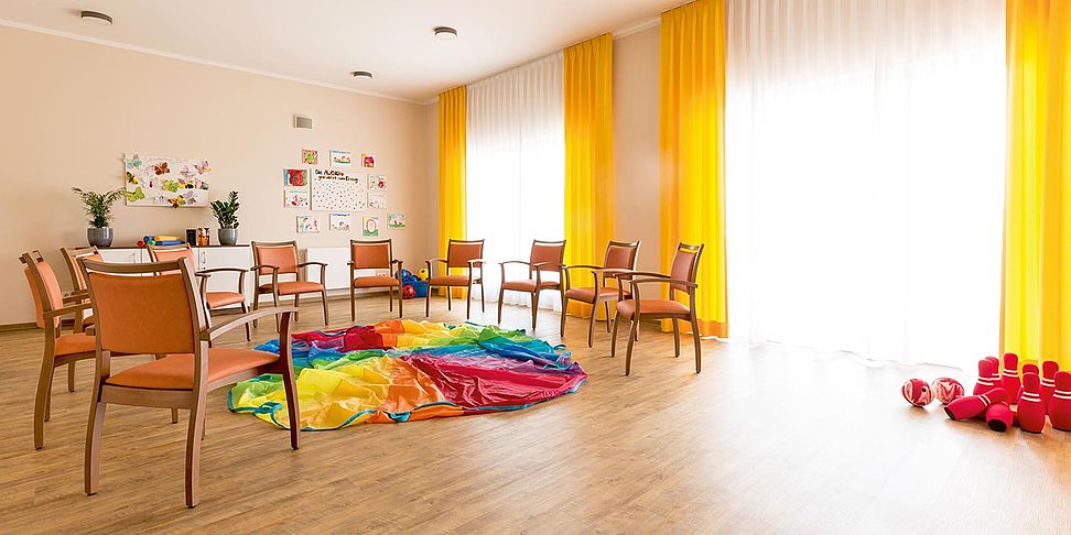 Freude an Sitzgymnastik im Pflegeheim.