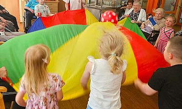 Gemeinsam in Bewegung: Senioren aus dem Kursana Domizil Bitterfeld und Kinder der Kita Bussi Bär. 
