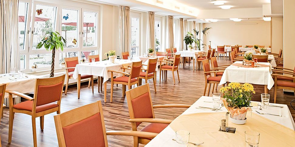 Das einladende und stilvolle Restaurant im Pflegeheim Bruchkoebel