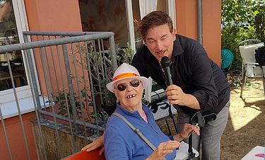 Hannelore Gerhardt (85) hatte viel Spaß beim Sommerfest im Kursana Domizil und sang bei einigen Liedern des Entertainers Mimo gern mit.