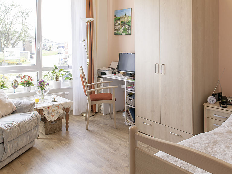 Ein barrierefreies und helles Zimmer im Seniorenheim von Kursana