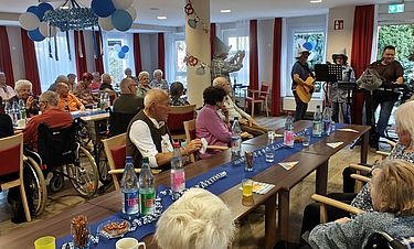 Der Saal im bayrischen Flair und zünftige Musik sorgten bei der Wies´n-Party im Kursana Domizil für gute Oktoberfeststimmung.
