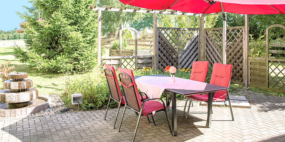 Kaffee und Kuchen auf der Terrasse im betreuten Wohnen in Meerane Haus Hoehenweg