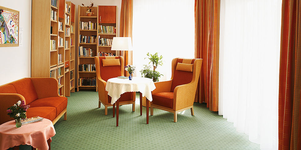 Ein gutes Buch aus der eigenen Bibliothek im Pflegeheim Weisswasser