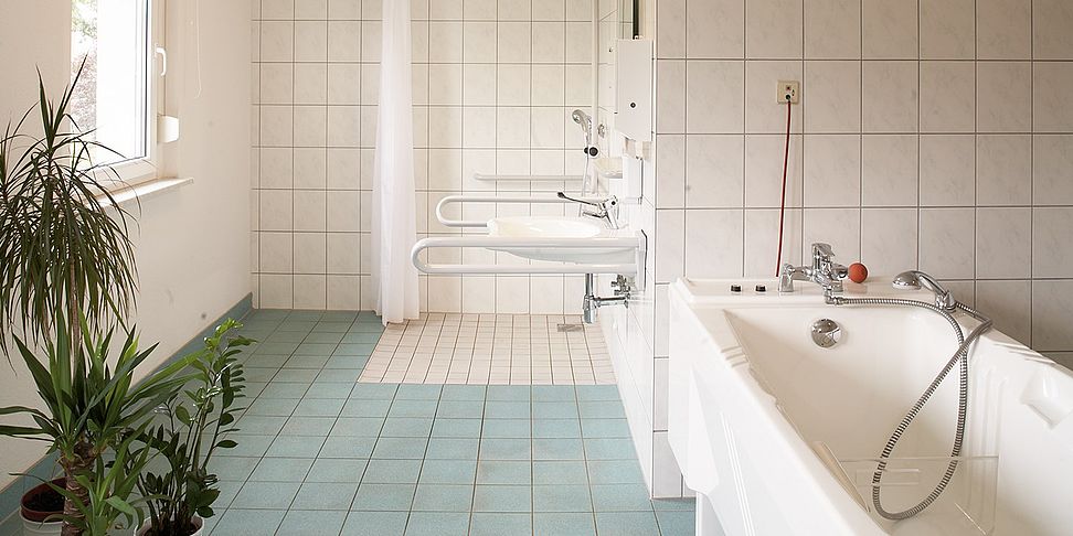 Ein Pflegebad im Stationsbad des Altenheim Forst Haus Rosenbrunnen