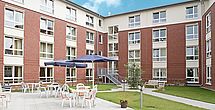 Sonne tanken auf der Terrasse im Pflegeheim Barsinghausen
