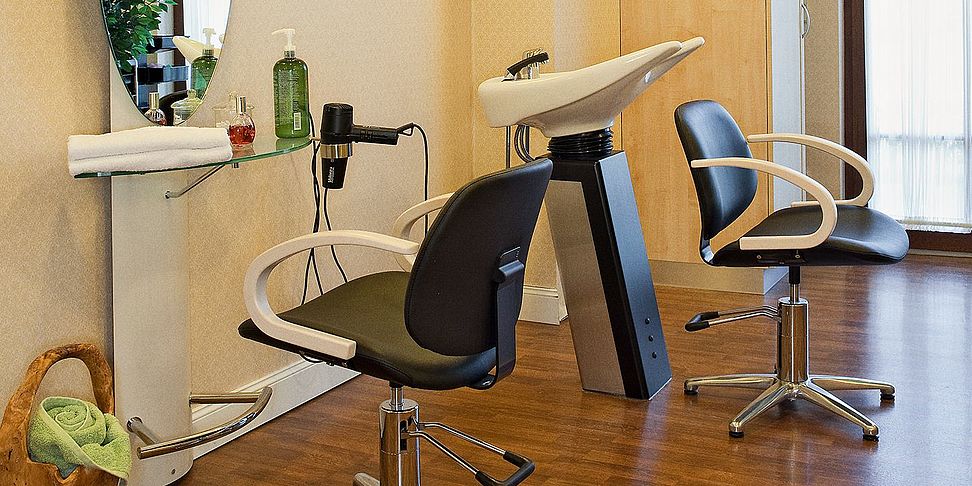 Ein eigener Friseur im Seniorenheim Koenigstein