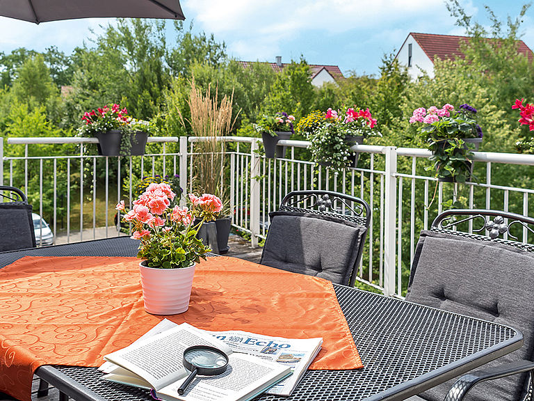 Kaffee und Kuchen auf der Terrasse im betreuten Wohnen in Hoesbach