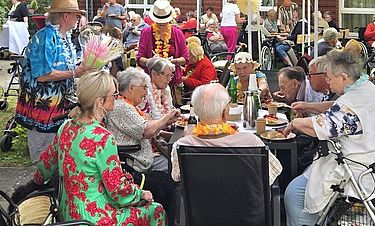 Gartenparty unter dem Motto „Hawaii“: Im Kursana Domizil Barsinghausen sorgt das alljährliche Sommerfest für ausgelassene Stimmung.