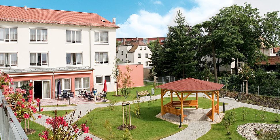 Das Pflegeheim Markkleeberg lädt ein zum Spaziergang im Garten.