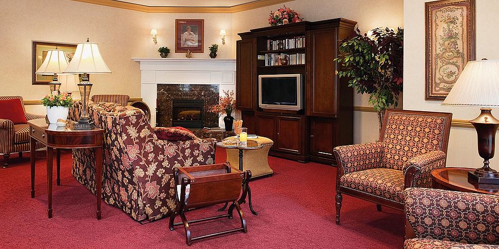 Gemuetlichkeit im Kaminzimmer des Seniorenheims Wiesbaden