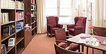 In der Bibliothek des Pflegeheims Otzberg findet jeder Bewohner ein Buch.